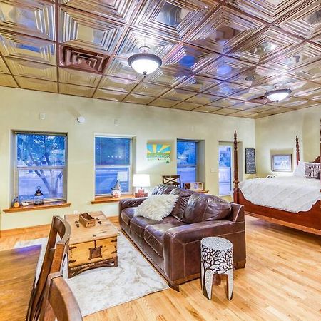 The Lovemore Inn~Hot Tub~Cheerful Carriage Home เดลต้า ภายนอก รูปภาพ