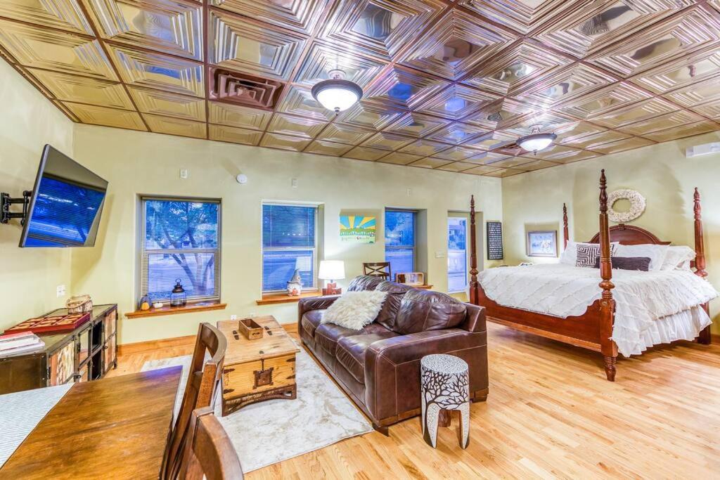 The Lovemore Inn~Hot Tub~Cheerful Carriage Home เดลต้า ภายนอก รูปภาพ