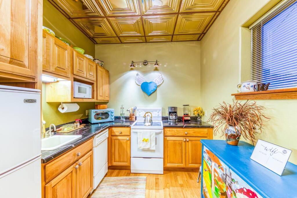 The Lovemore Inn~Hot Tub~Cheerful Carriage Home เดลต้า ภายนอก รูปภาพ