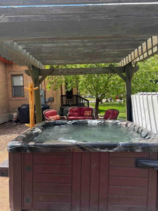 The Lovemore Inn~Hot Tub~Cheerful Carriage Home เดลต้า ภายนอก รูปภาพ
