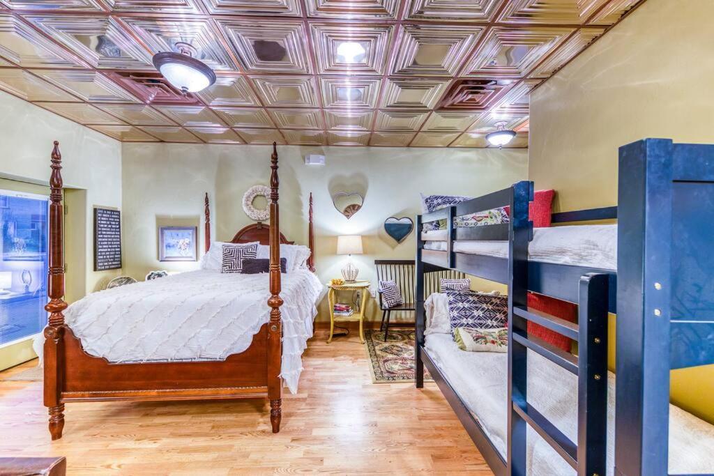 The Lovemore Inn~Hot Tub~Cheerful Carriage Home เดลต้า ภายนอก รูปภาพ