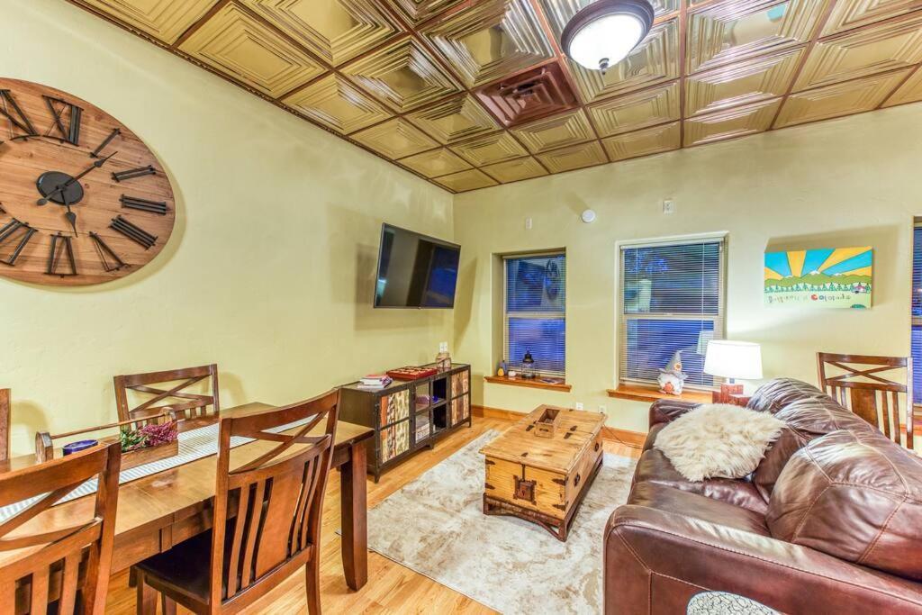 The Lovemore Inn~Hot Tub~Cheerful Carriage Home เดลต้า ภายนอก รูปภาพ